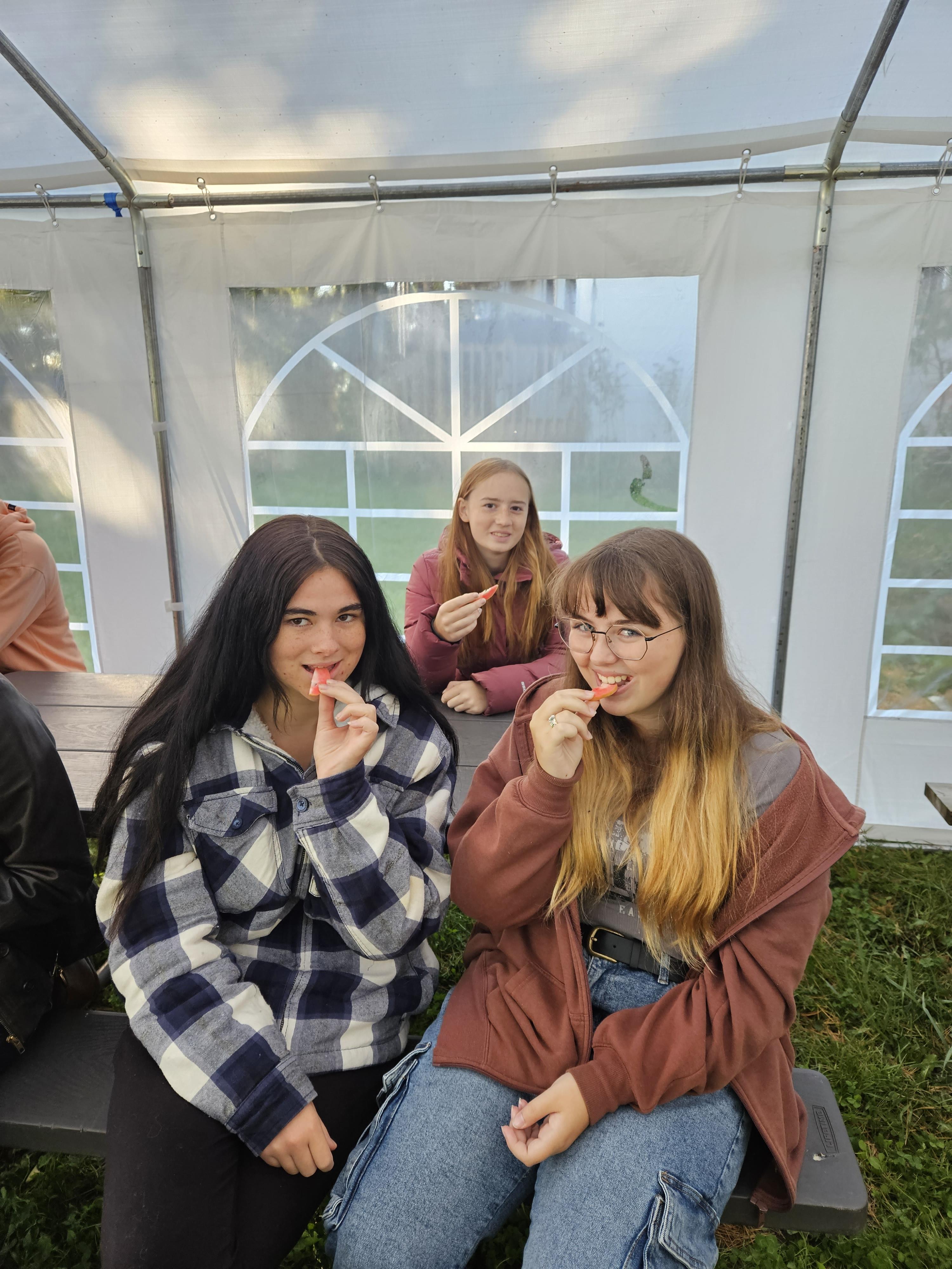 students eating apples
